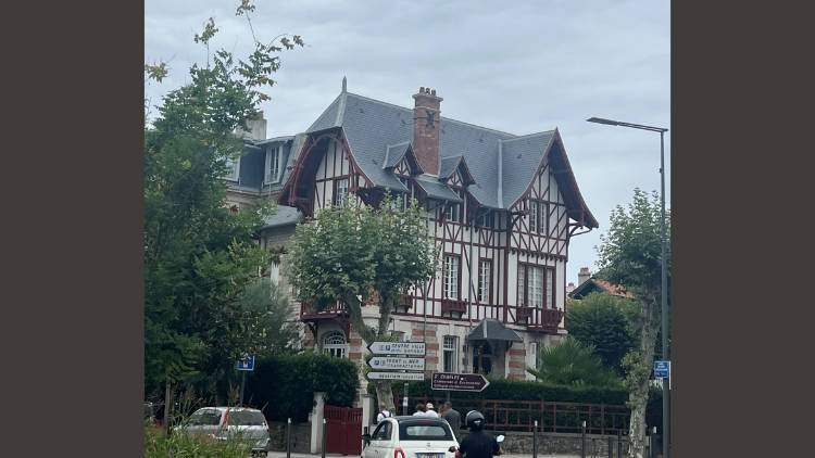 Réfection des toitures d'un monument historique, Pays basque